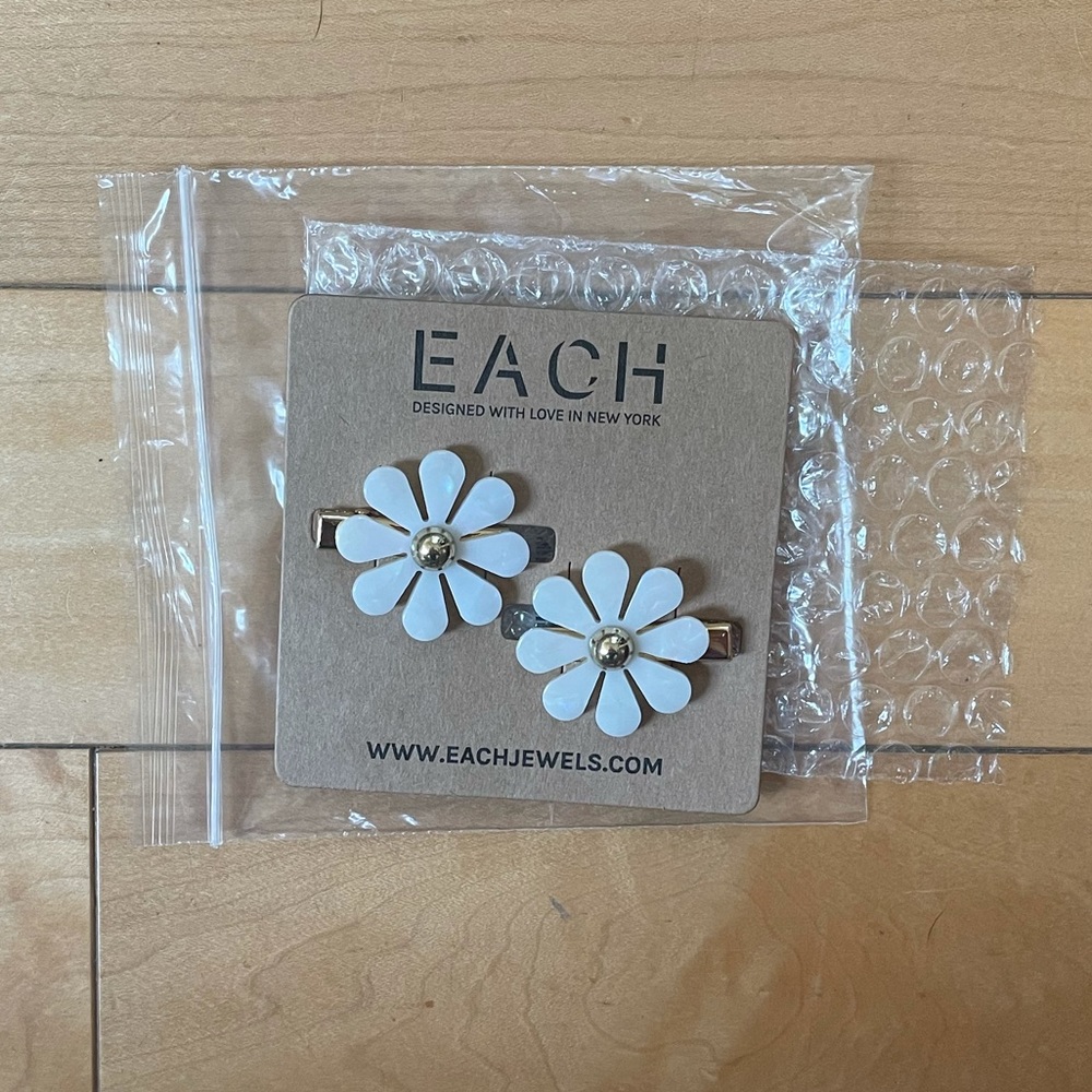 Each Accessories Daisy hair clips